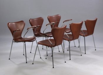 Arne Jacobsen. Et sæt på seks armstole Syveren, model 3207, brun Vacona anilin læder. (6)