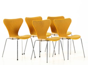 Arne Jacobsen. Et sæt på fem stole, model 3107. (5)