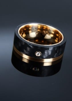 Carbon ring med guld og brillant, ca. 0.02 ct.