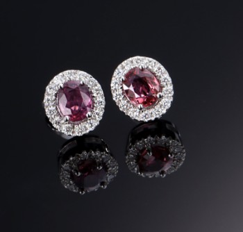 A pair of rosette earrings in 18 kt. white gold with rubies and diamonds (2)