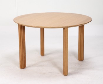 Søren Ravn Christensen. Round dining table model Comfort circle, oak