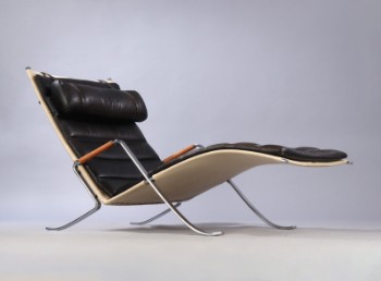 Preben Fabricius & Jørgen Kastholm. Grasshopper, chaise longue in black leather, model FK 87