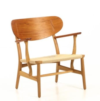 Hans J. Wegner. Lænestol af teak og egetræ, model CH-22