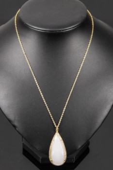 A necklace with a chalcedony pendant in gold-plated sterling silver (2)