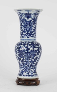 Kinesisk Qing vase af porcelæn, Kangxi periode. 18. årh.