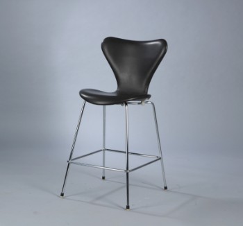 Arne Jacobsen. Syver bar stool with black aniline leather, model 3197