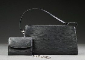 nåde Glorious ophavsret Louis Vuitton Pochette taske og pung, sort epi læder (3) Denne vare er sat  til omsalg under nyt varenummer 5082003 - Auktionshuset.com