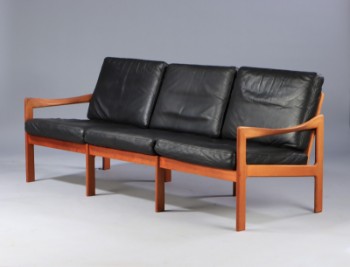 Illum Wikkelsø. Trepers sofa i teak, model 20, sort læder.
