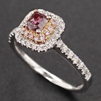 Diamantring med rødviolet diamant af 14 kt. hvidguld, ialt ca. 0.58 ct.