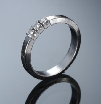 Bræmer-Jensen. Alliancering af 14 kt. hvidguld, i alt ca. 0.15 ct.