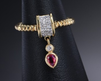 Modern ring of 18 kt. gold and white gold with ruby ??and brilliant charm, total 0.37 ct