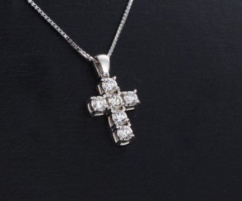 Small diamond cross pendant in chain of 18 kt. white gold, 0.43 ct. (2)