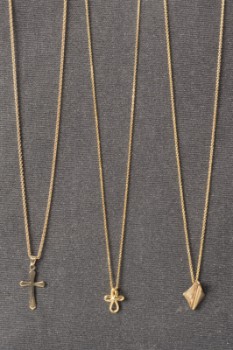 Tre halskæder af forgyldt sterlingsølv med vedhæng af 8 kt guld. (3)