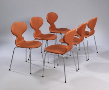 Arne Jacobsen. Et sæt på seks stole, Myren, model 3101, cognacfarvet anilinlæder. (6)