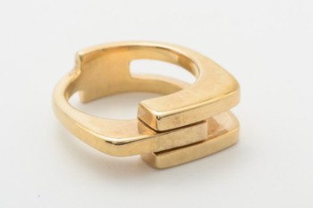 Modernistisk ring af 8 kt. guld, 10,4 gram, str. 54