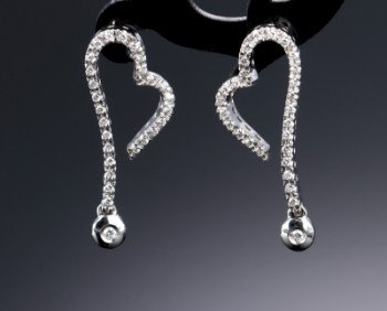 A pair of 18 kt Italian heart-shaped diamond studs. white gold, total approx. 0.42 ct. (2)