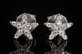 Diamonds By Frisenholm. Et par petite stjerne diamant ørestikker af af 18 kt. hvidguld, ca. 0.14 ct. (2)