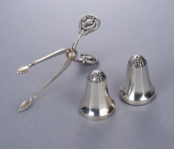 Georg Jensen. King salt and pepper set and Magnolia sterling silver tongs (3)