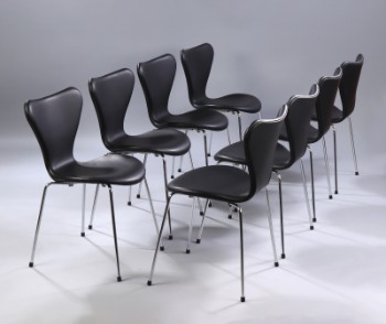Arne Jacobsen. Et sæt på otte stole Syveren, model 3107, sort anilinlæder, Ny siddehøjde 46,5 cm. (8)