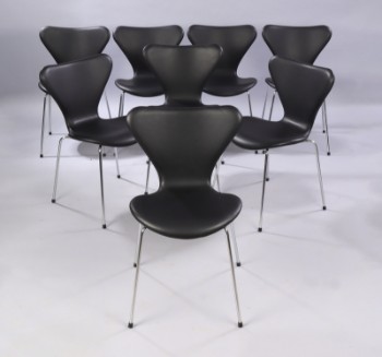 Arne Jacobsen. A set of eight chairs Syveren, model 3107, black aniline leather, New seat height 46.5 cm. (8)