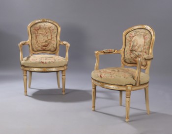 Et par guldstafferede armstole i gustaviansk stil betrukket med Aubusson gobelinstof (2)