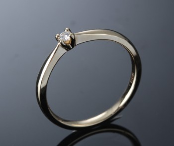 Diamond ring, 14 kt gold, 0.05 ct.