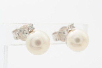 Pair of earrings with freshwater cultured pearl and brilliant of 14 kt. white gold
