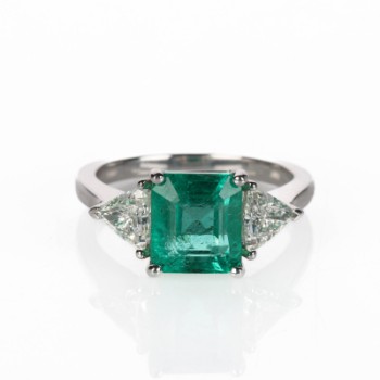 Smaragd- og diamantring, ca 0.56 ct,  af 18 kt hvidguld