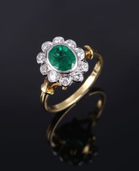 Emerald and diamond ring of 18 kt. gold and white gold, London 1998