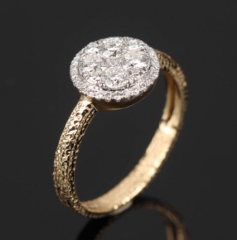 Diamonds by Frisenholm. Diamantring af 14 kt. hammerslået og rhodineret guld