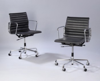 Charles Eames. A pair of office chairs in black leather, model EA-117 (2)