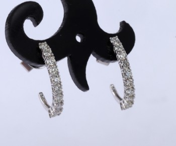 A pair of 18 kt brilliant-cut earrings. white gold, total approx. 0.41 ct. (2)