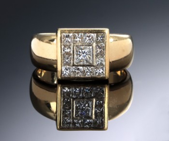 Diamond ring of 18 kt. gold with princess-cut diamonds, total approx. 1.50 ct