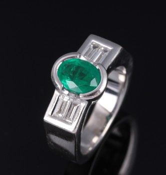 Fransk smaragd- og diamantring af 18 kt. hvidguld - i alr ca. 1.52 ct.