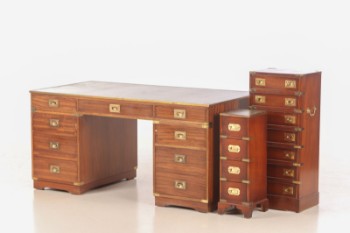 Skrivebord samt kommoder af mahogni i military stil, 20 årh. (3)