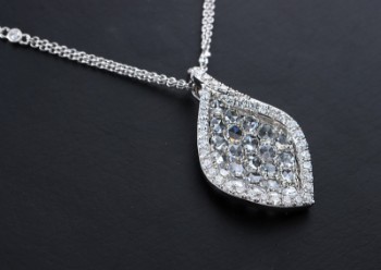 Siera. Moderne dråbeformet brillant- og diamantvedhæng i dobbetkæde med brillanter af 18 kt. hvidguld, i alt 1.61 ct