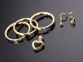 Scrouples m.v. En samling smykker af 8 og 18 kt. guld (6)