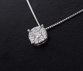Diamond rosette pendant in chain of 18 kt. white gold, 0.31 ct. (2)