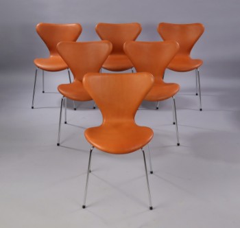 Arne Jacobsen. A set of six chairs Syveren, model 3107, light cognac colored aniline leather. New seat height 46.5 cm. (6)