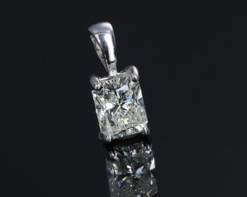 Moderne diamant-solitairevedhæng af 18 kt. hvidguld med cushionsleben brillant på ca. 0.84 ct