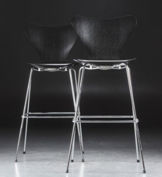 Arne Jacobsen. Par Syver barstole, sorte (2)