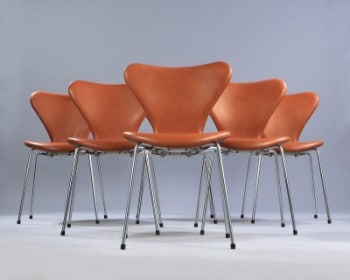 Arne Jacobsen. Et sæt på seks stole Syveren, model 3107, cognacfarvet anilinlæder. Ny siddehøjde 46,5 cm. (6)
