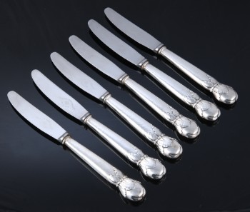 Dansk sølvsmed. Et sæt skønvirke middagsknive med skafter af sølv (6)