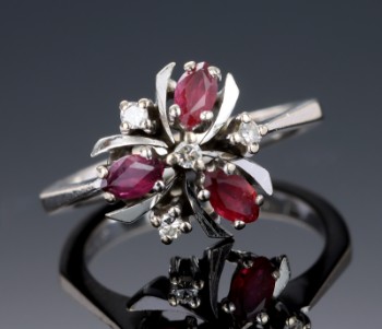Ruby and diamond flower ring of 14 kt. white gold, total approx. 0.96 ct