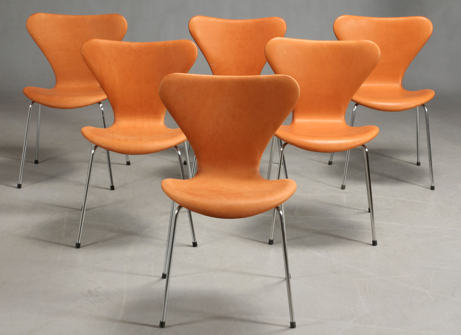 Arne Jacobsen. Series 7 chairs Provence brandy aniline leather 6