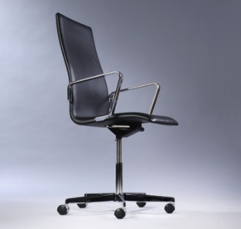 Arne Jacobsen. Oxford office chair, Black leather, 2008.