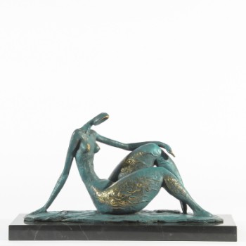 Bronzeskulptur, siddende nøgen kvinde
