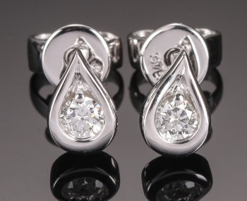 Diamonds By Frisenholm. Par brillantørestikker af 9 kt hvidguld (2)