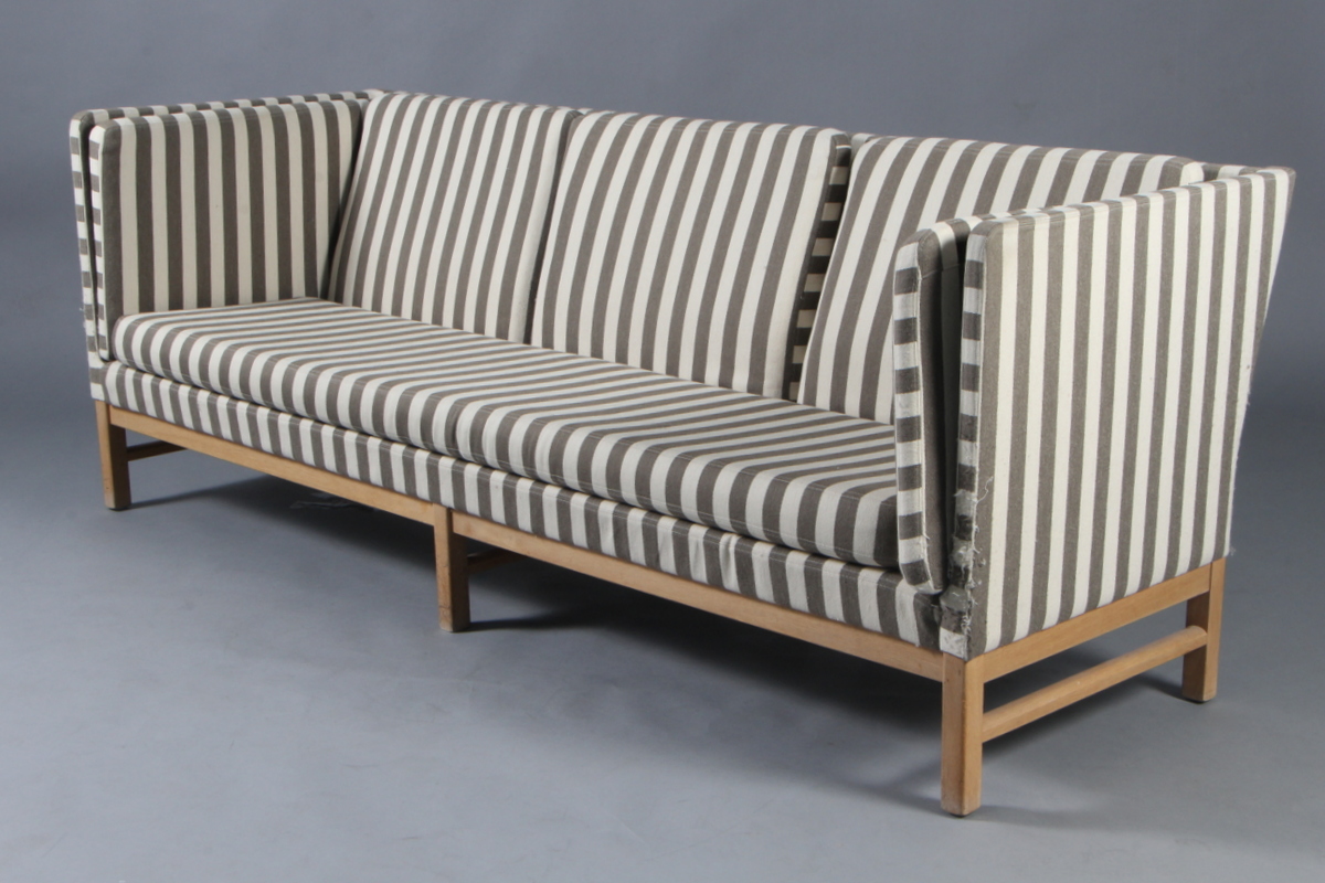 Erik Jørgensen. Tre-pers. sofa, model EJ 315, stribet uldstof. vare er sat til omsalg under nyt varenummer 3988888 | Auktionshuset.com