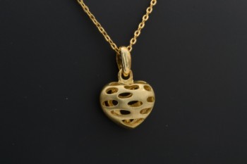 Vedhæng i form af et hjerte, af 8 kt. guld, dertil en kæde af forgyldt sterling sølv